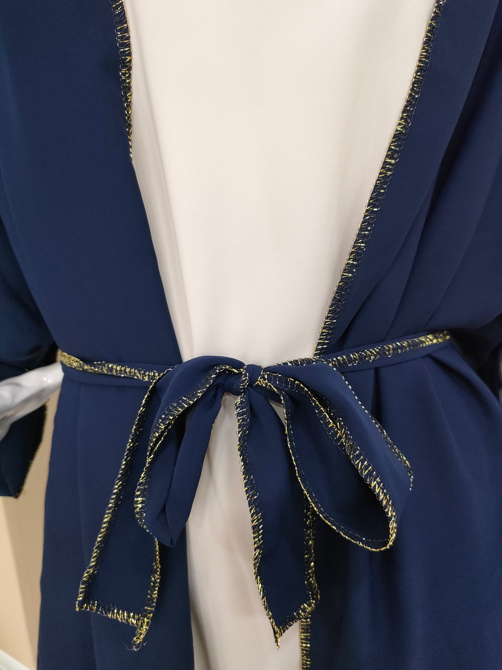 Kimono Muna con cuciture dorate