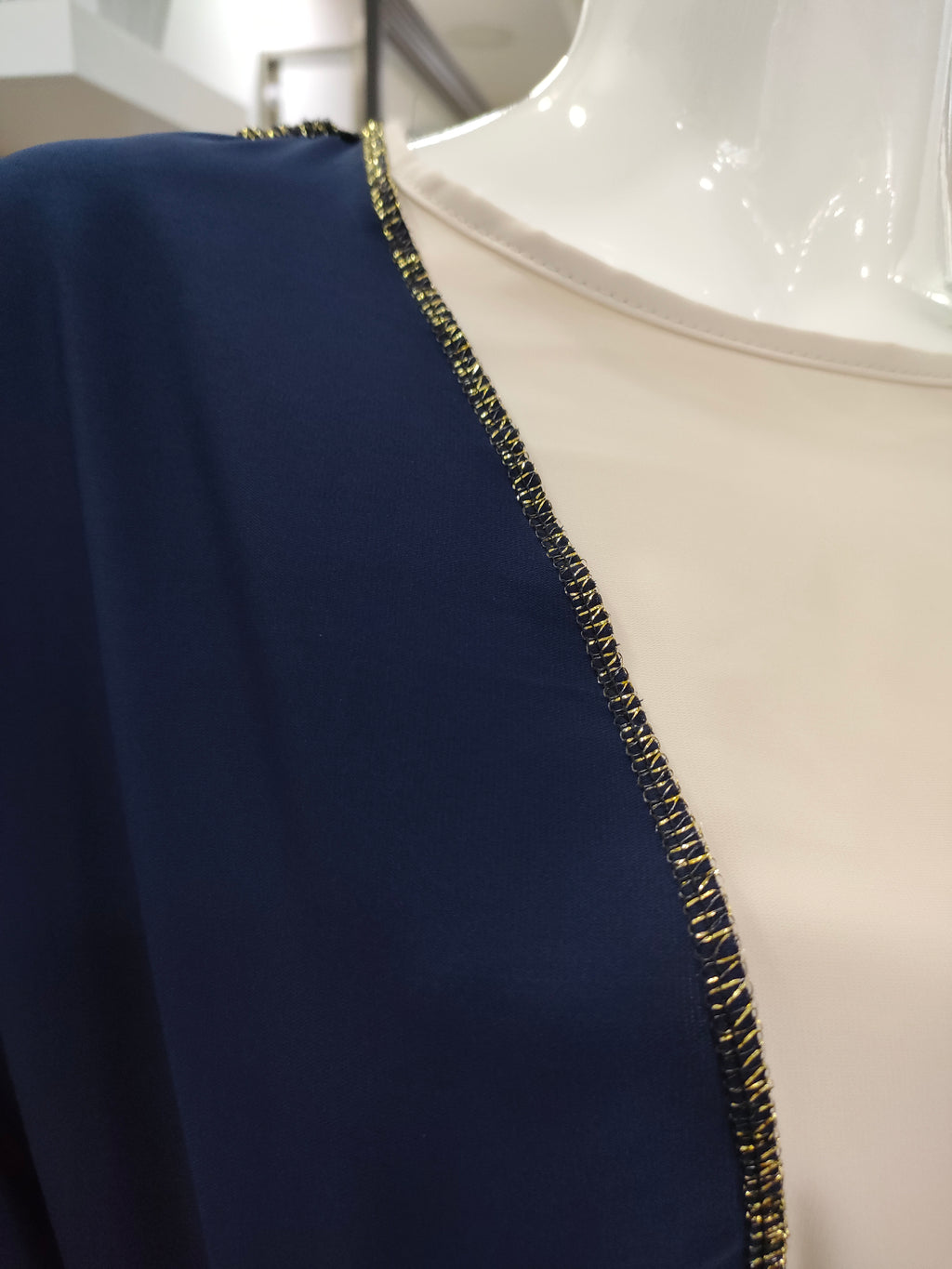 Kimono Muna con cuciture dorate